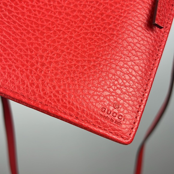 Gucci solid red dollar pebbled leather swing wallet w/ adjustable shoulder strap - Picture 9 of 17